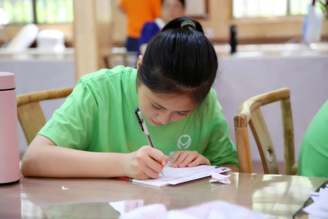 我們是父母實(shí)現(xiàn)心愿、寄托希望的神燈嗎？