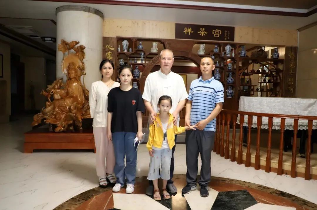 我們是父母實(shí)現(xiàn)心愿、寄托希望的神燈嗎？